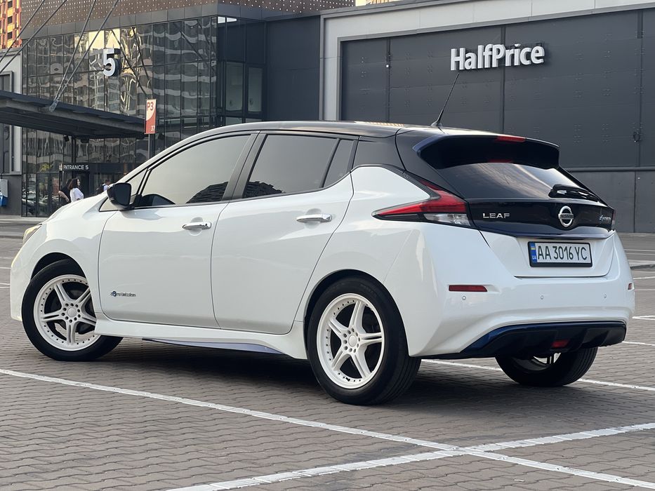 Nissan Leaf в отличном состоянии.