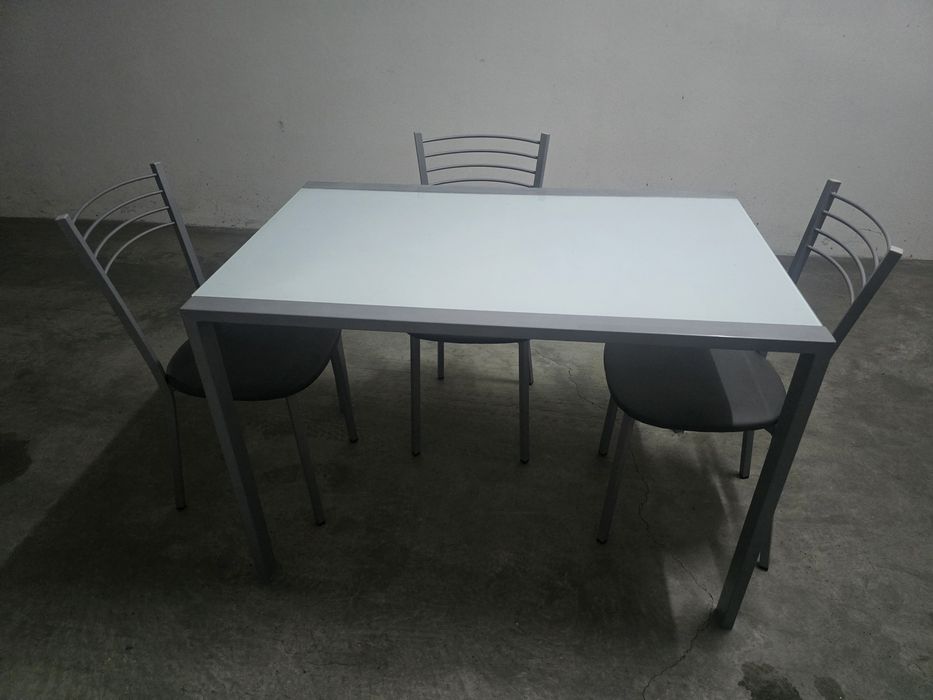 Mesa de Vidro c/ 3 cadeiras - Otimo estado
