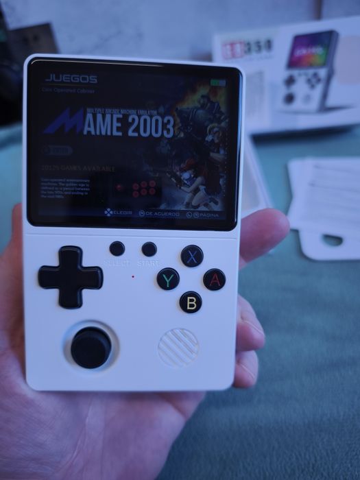consola de jogos portátil GB350 branca com ecrã IPS de 3,5 polegadas.