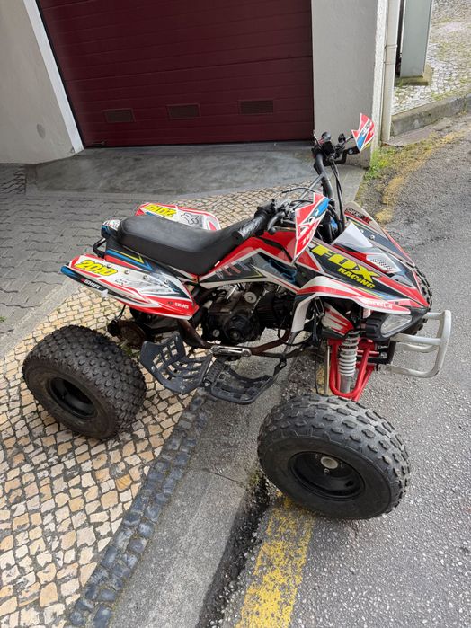 Moto 4 criança  com mudanças e marcha a traz