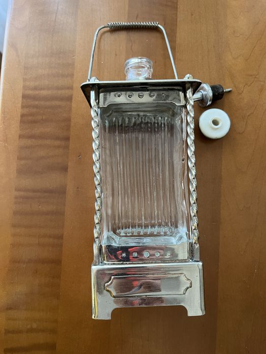 Garrafa antiga com caixa de musica a funcionar