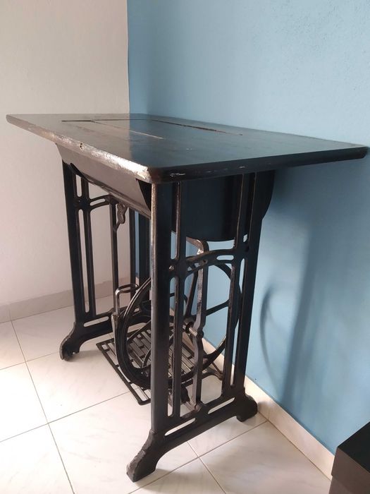 Móvel de máquina de costura antiga