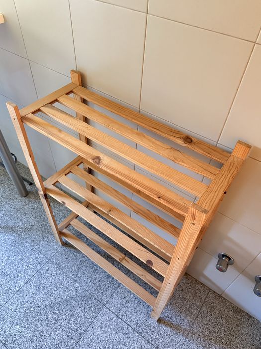 Estante em madeira de pinho