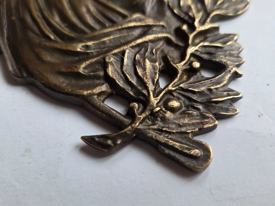 Plakieta Józef Piłsudski sztandar i laur (mosiężna)