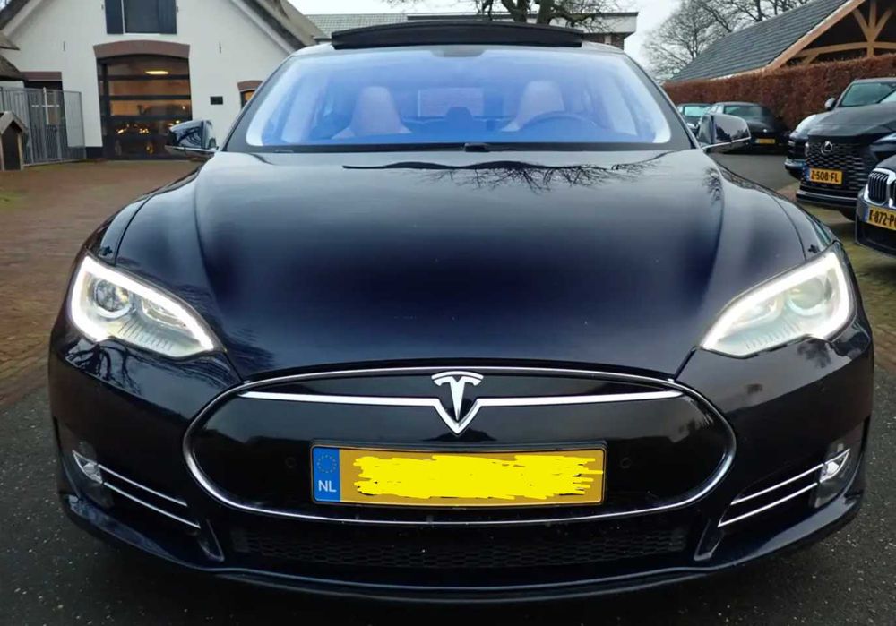 Tesla Model S
85 CCS