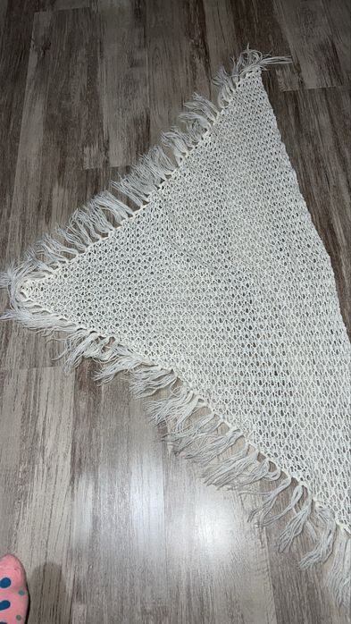 Biala chusta włóczkowa hand made z frędzlami