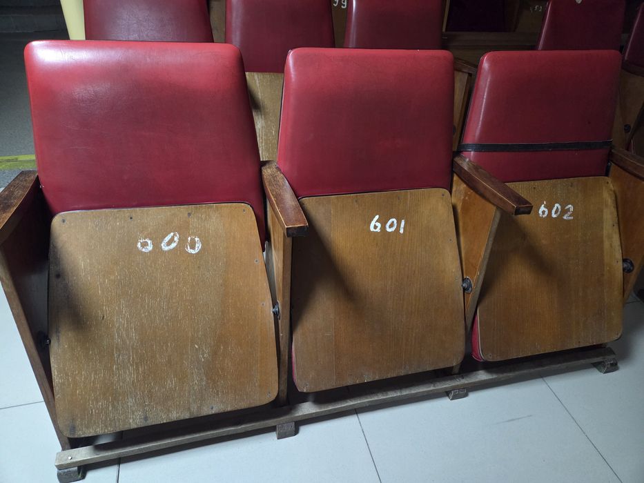 Продам крісла секційні