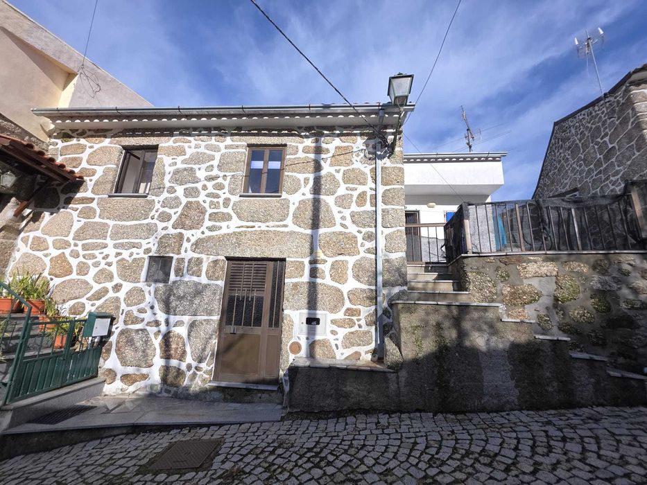 Moradia em Pedra com Loja, Pátio - São Gião, Oliveira do Hospital