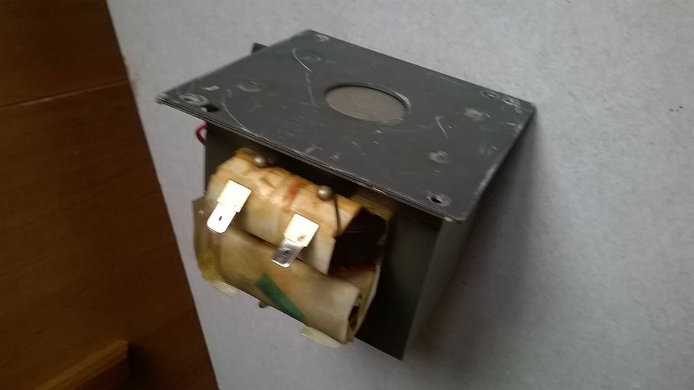 Transformator z mikrofali 700W