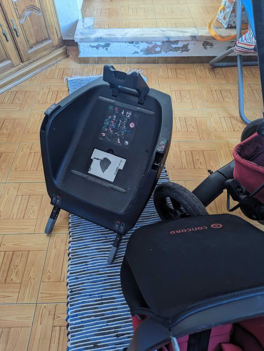 Ovo e carro  e isofix da Concord vermelho
