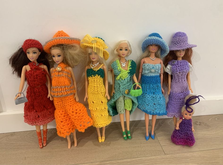 7 lalek typu barbie z ubrankami i dodatkami.