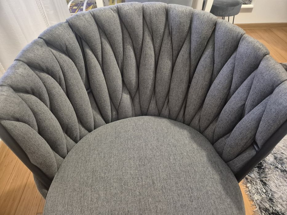 Krzesło Glamour tapicerowane szare z czarnymi nóżkami stan bardz dobry