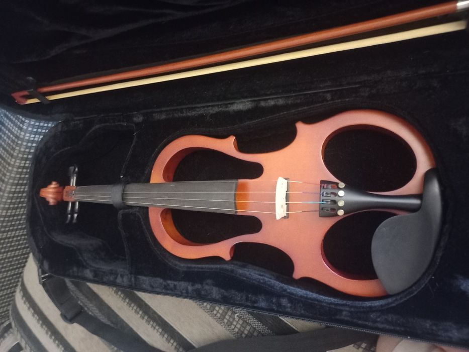 Електроскрипка Maxtone ETV4/4B