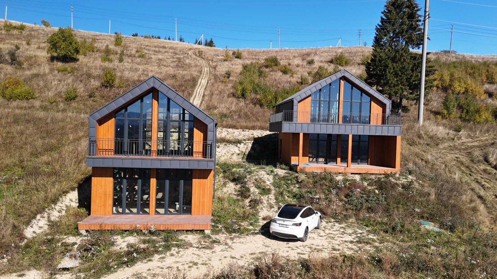 Продаж двох котеджів у Яблуниці з панорамою на Говерлу та Петрос
