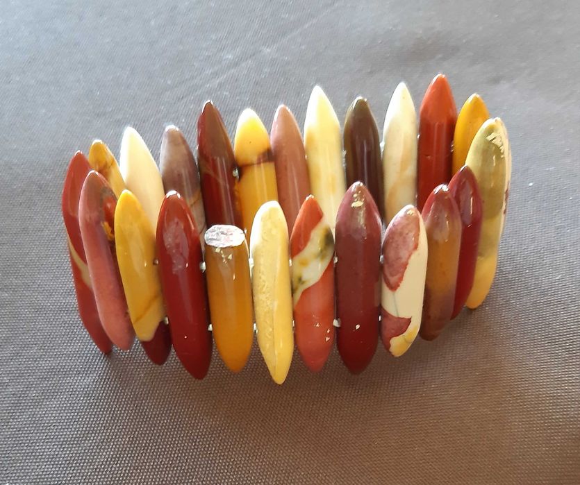 pulseira invulgar com pedras alongadas