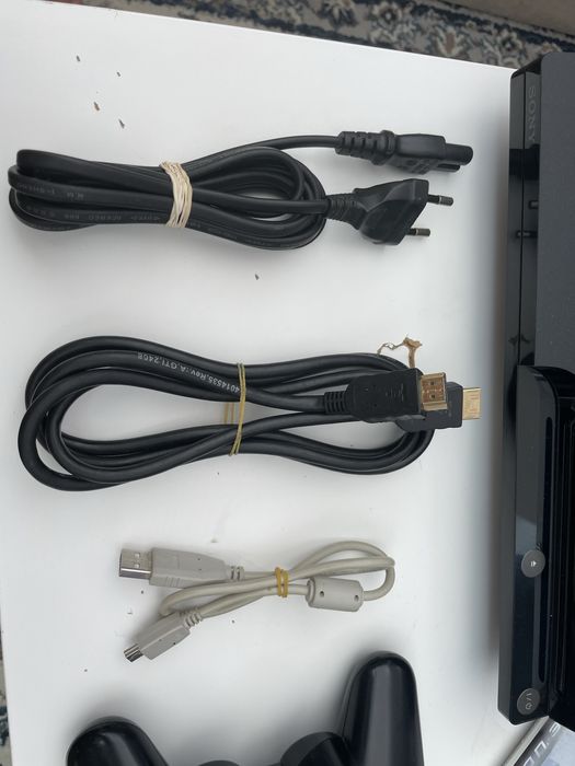 Ps3 Completa + 2 comandos + 1 Jogo
