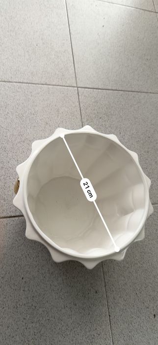 Vaso decorativo em cerâmica branca com detalhes dourados
