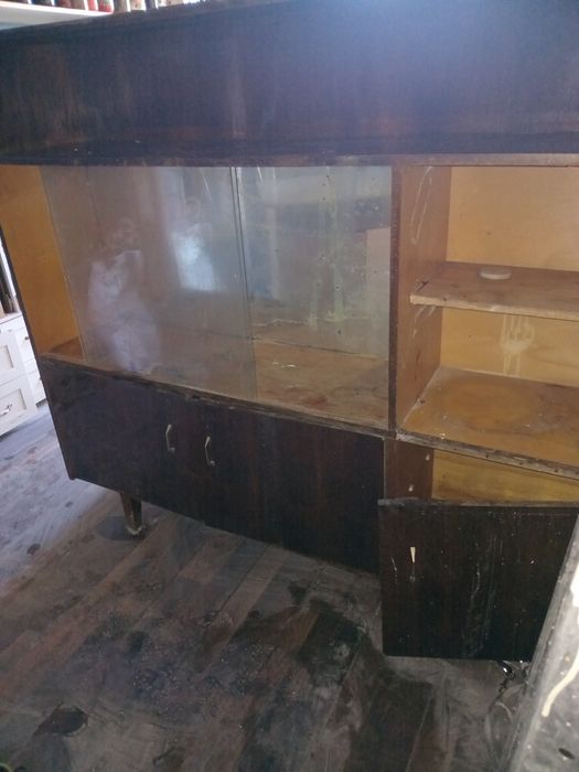 Чешский 55 років темний полірованный сервант під авторський дизайн