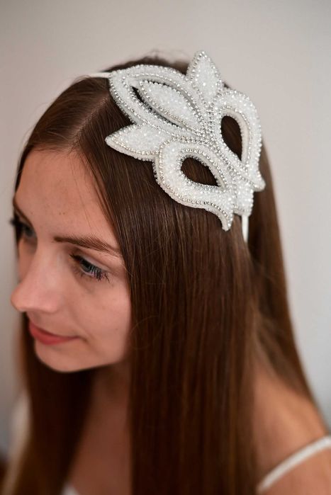 Tiara/Bandolete bordada à mão – peça exclusiva