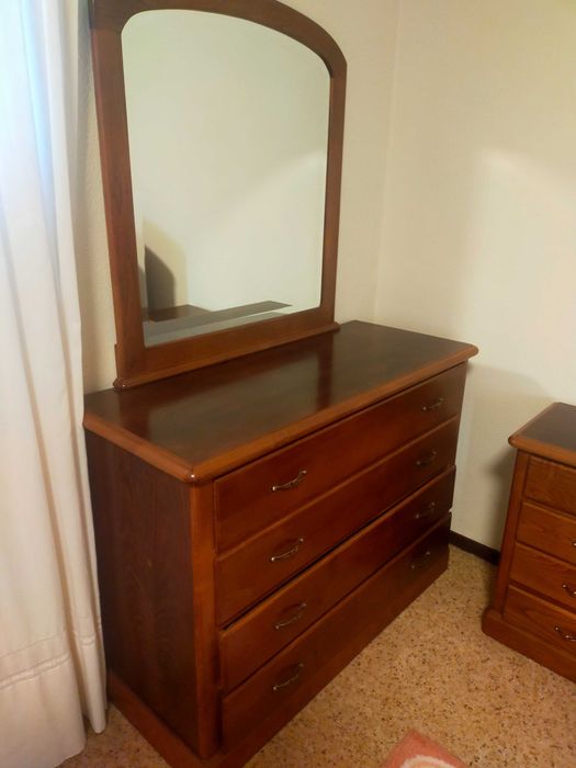 Cama de casal | cómoda|  mesas de cabeceira