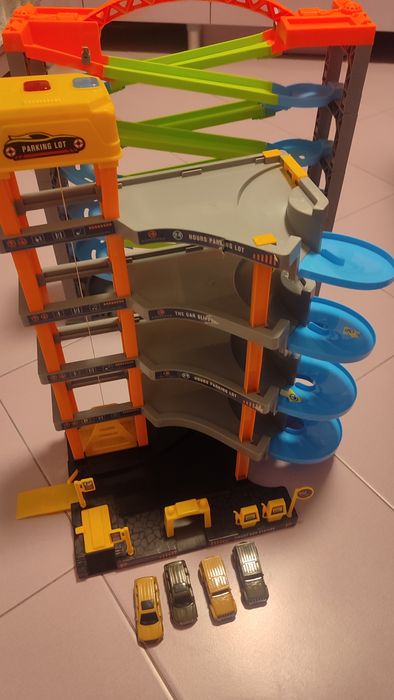 Трек Хотвілс і парковка з ліфтом+4 машинки