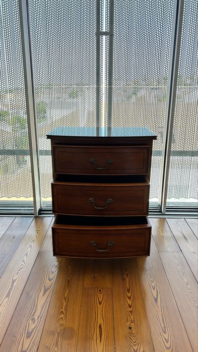 Conjunto de duas mesas de cabeceira em madeira