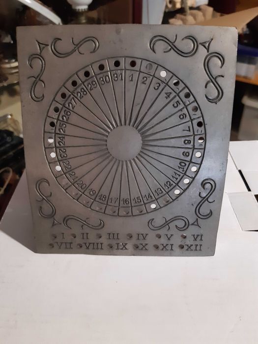 Calendário gregoriano perpétuo em estanho