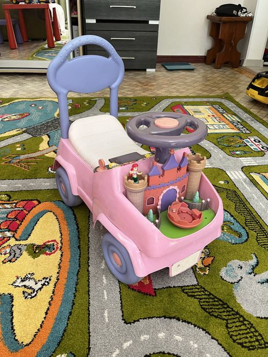 Толокар машина для дівчинки