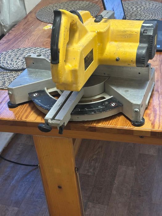 Ukośnica dewalt narzedzia budowlane