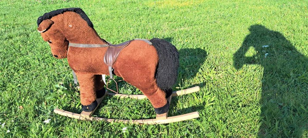 Stary, oryginalny, solidny konik na biegunach z PRL-u