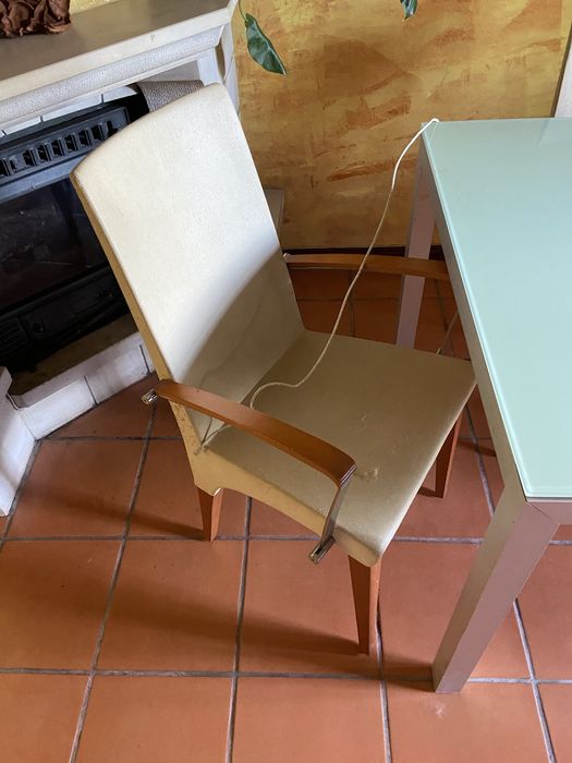 Cadeiras e mesa de jantar (para desocupar)