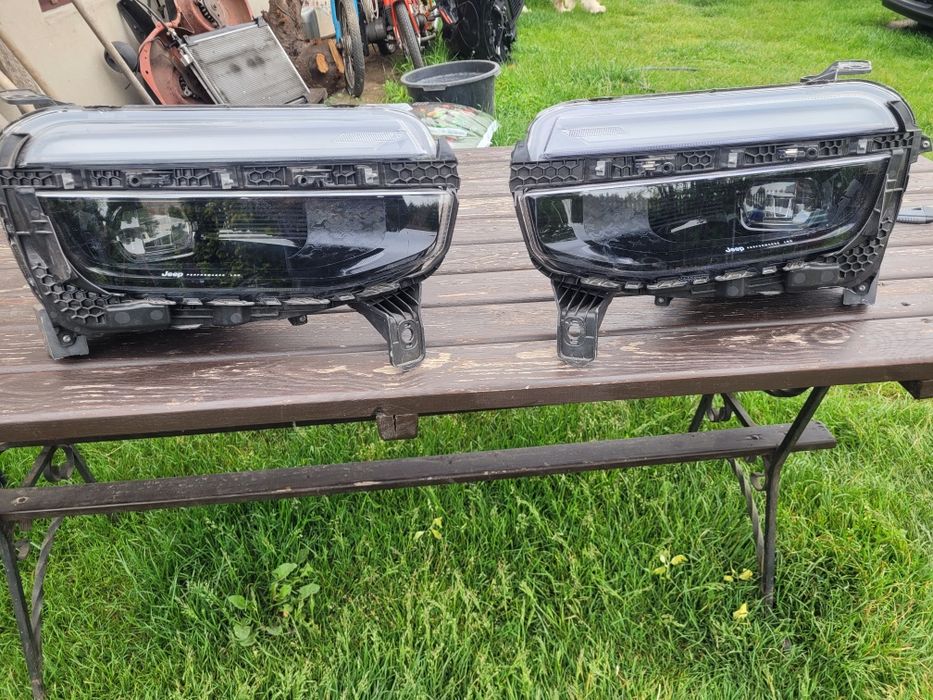 Jeep avenger belka przednia lampy