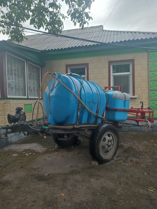 Оприскувач з додатковою ємністю для води