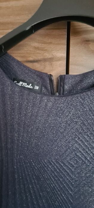 Sukienka granatowa błyszcząca na grubych ramiączkach