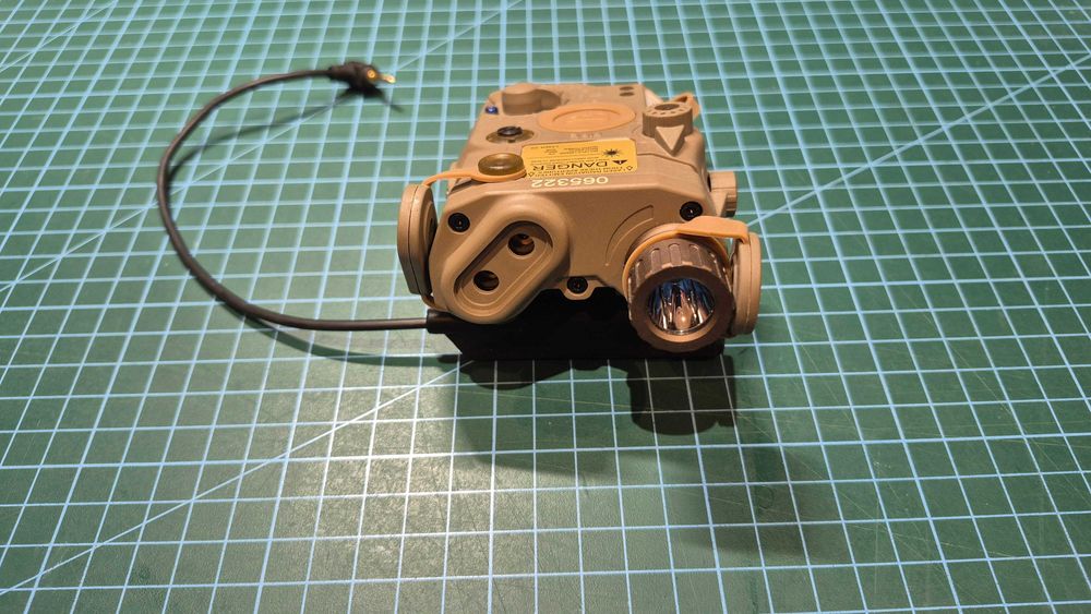 AN PEQ, latarka, laser zielony, laser IR