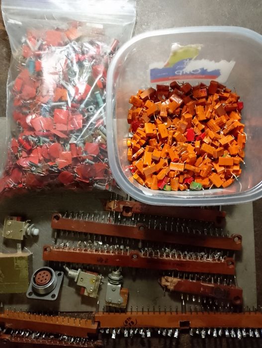 Радиодетали для работы.