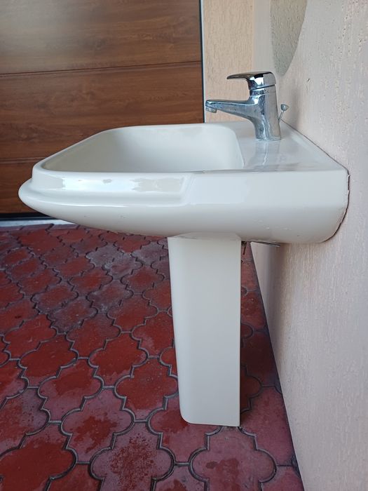 Sprzedam oryginalną włoską umywalkę o wym.:  długość 65cm, szer. 55cm