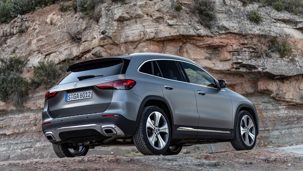 Mercedes GLA Crossover grafitowy od tyłu z prawej strony