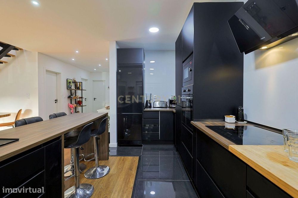 Apartamento T3 Duplex Remodelado no Centro de Corroios