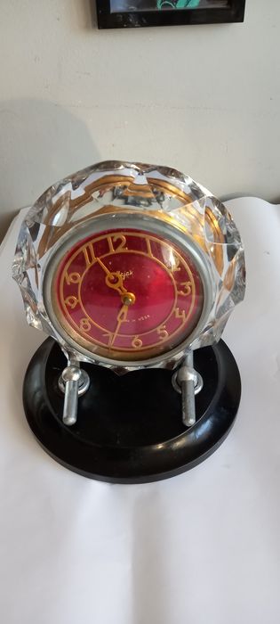 Stary Zegar  stojący  na chodzie