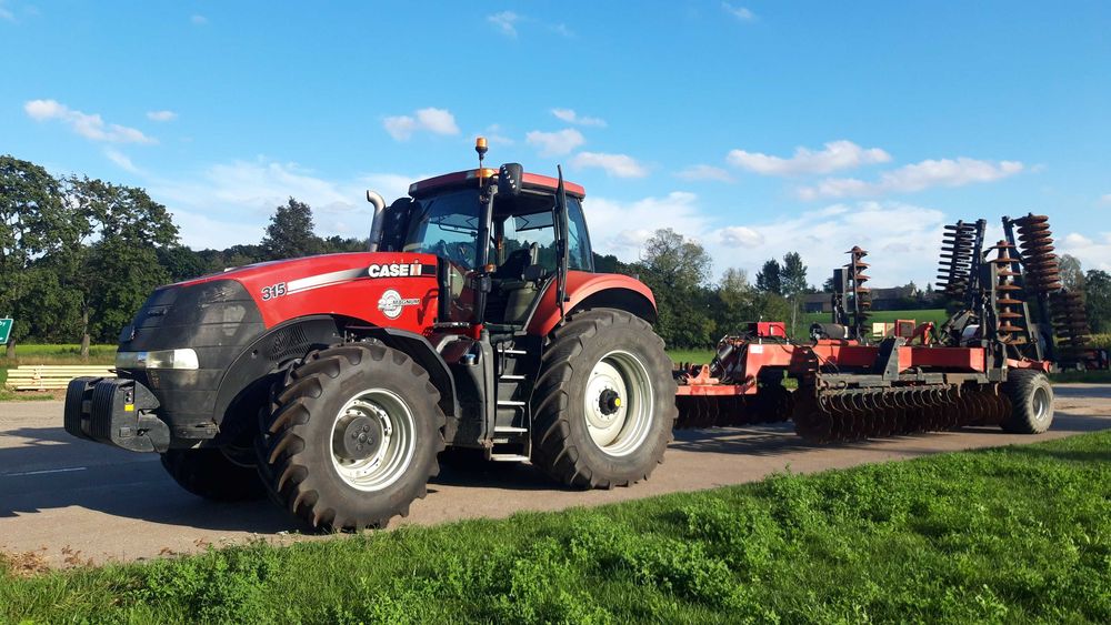 Case IH Magnum 315 New Holland T8