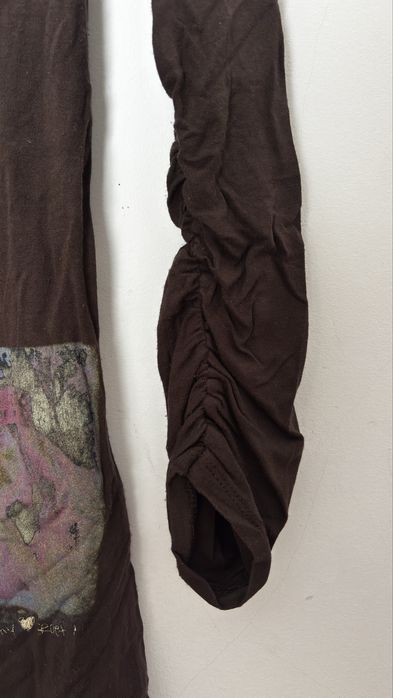 Camisola castanha com estampas