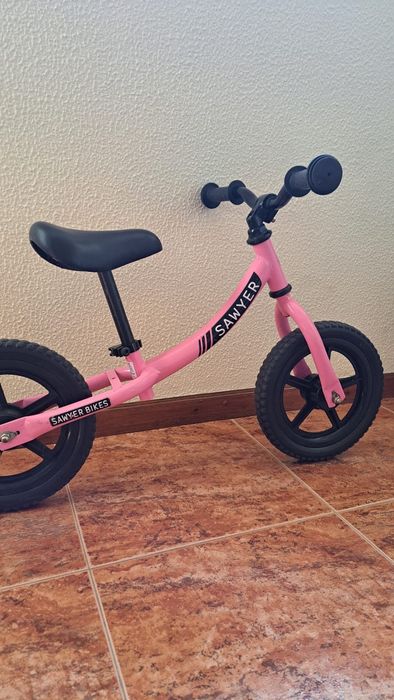 Bicicleta sem pedais com rodas de espuma