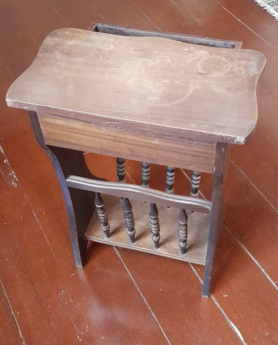 Movel antigo, com gaveta e base para revistas
