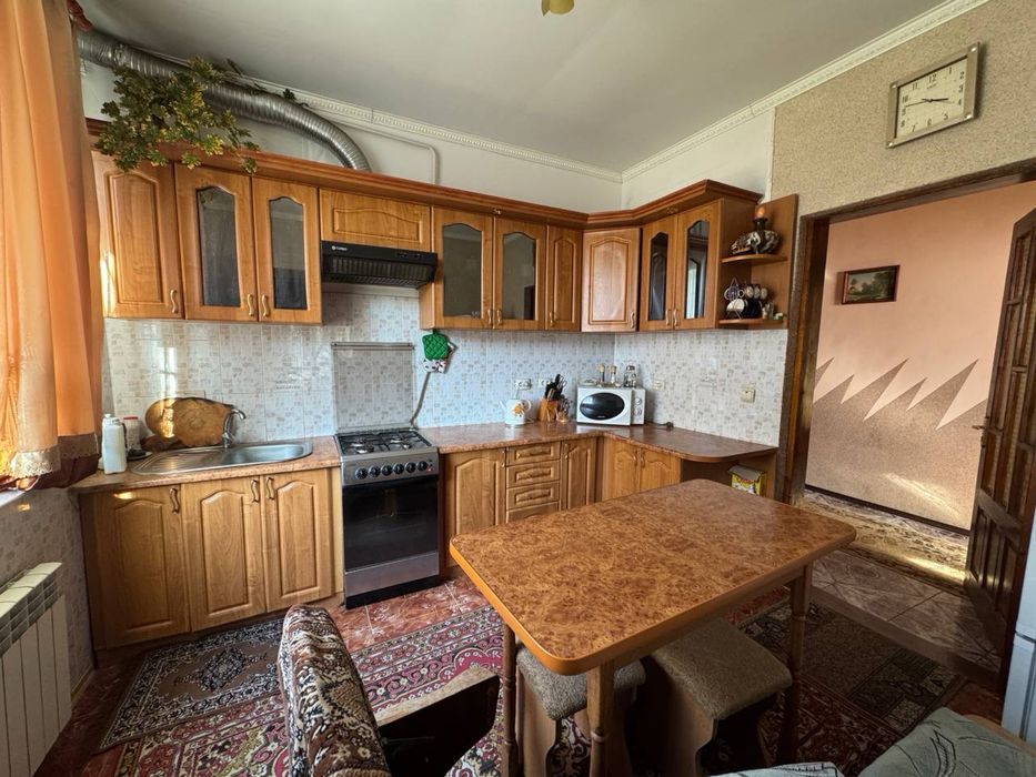 Перерахунок, постанови, готівка. Продаю будинок в Рожнятові 3 поверхи, 230м.кв.  Є гараж, 10 сот землі. Літна кухня