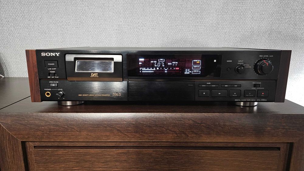 Magnetofon DAT firmy SONY model DTC-59ES