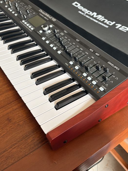 Behringer Deepmind 12
