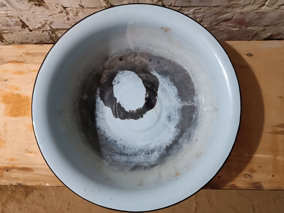 Крышки эмалированные.Кастрюля эмалированная 40 л.Таз эмалированный.