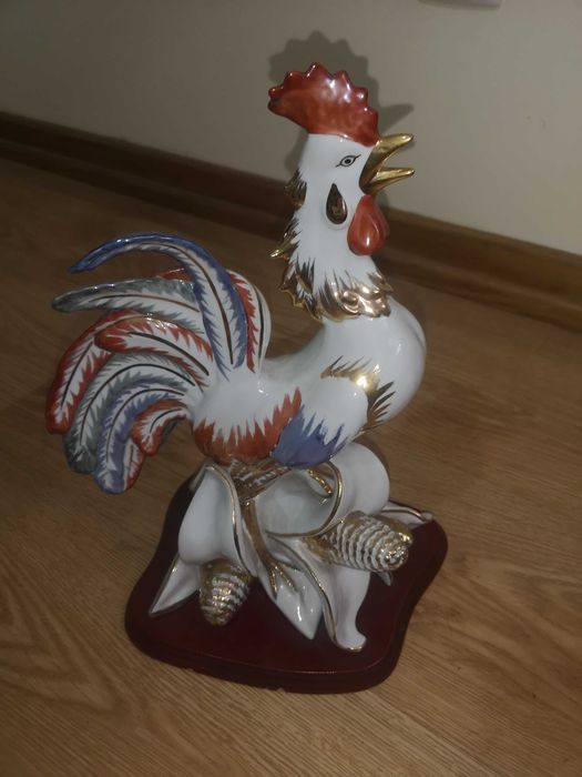 Galo com base em madeira