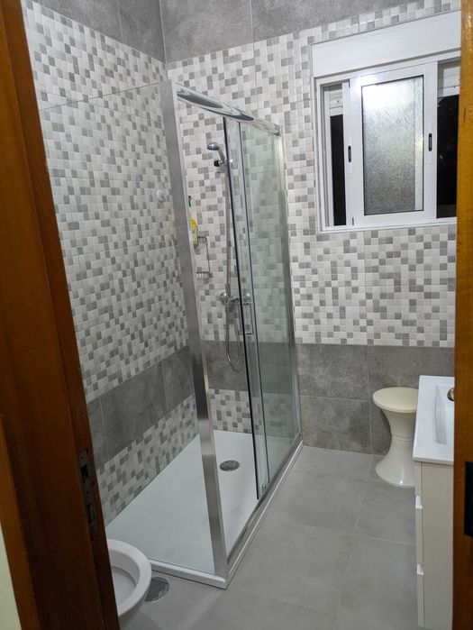 Quarto 350€ , com luz, água e gás. Para jovem estudante ou trabalhador. Em Corroios a 20 min. De Lisboa